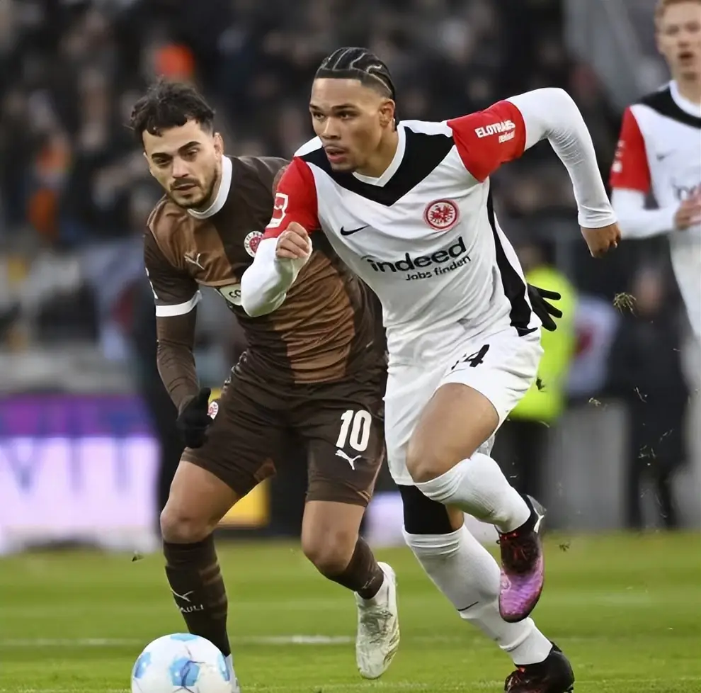 助攻戴帽 + 四线开花!斯图加特 4-0 横扫不莱梅,25 分登顶德甲领跑冲冠